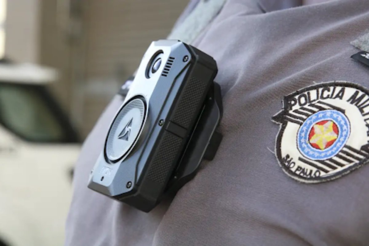 Investigações sobre mau uso de câmeras da PM flagram direção imprudente e disparo desnecessário