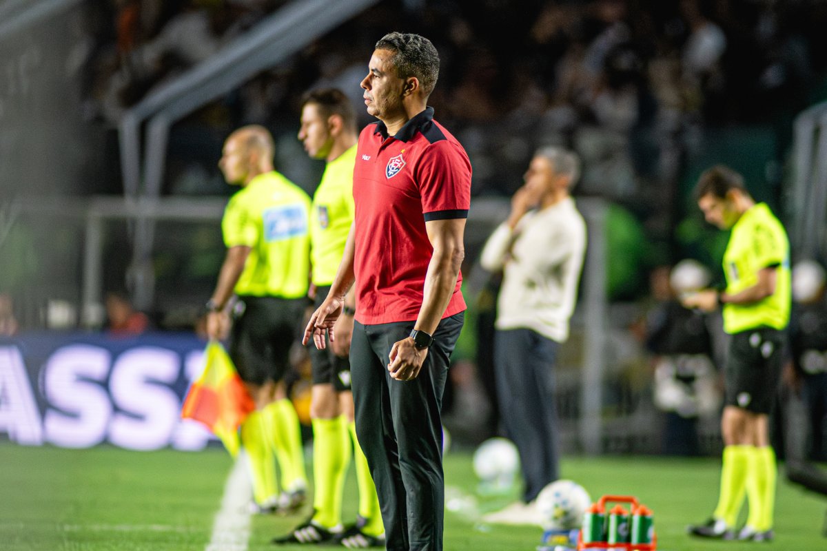 Jair Ventura admite frustração após derrota e cobra reação do Vitória fora de casa