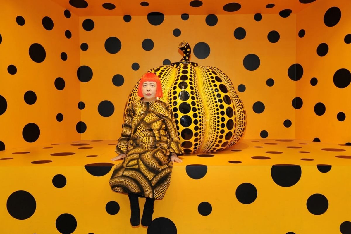 Morre Yaoyoi Kusama, artista japonesa rainha das bolinhas, aos 97 anos