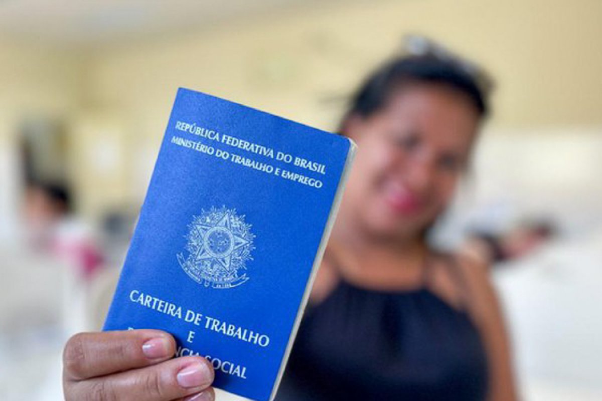Taxa de desemprego cai para 5,3% no trimestre encerrado em julho, diz IBGE