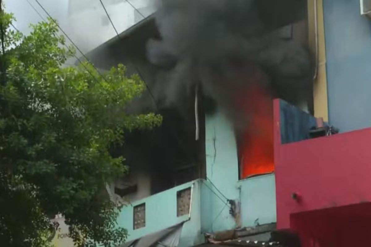 Incêndio atinge casa na avenida Garibaldi e trava trânsito na região