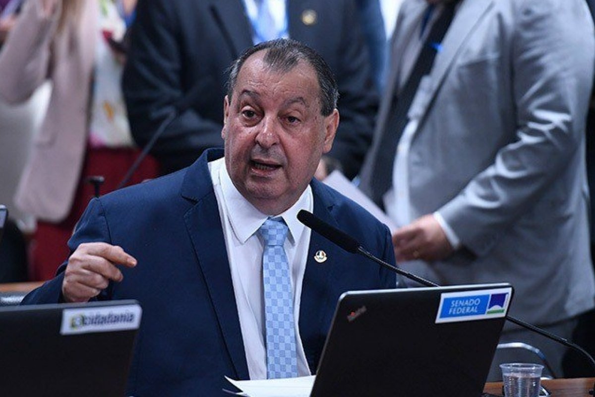 Senador rejeita emendas, entrega relatório e fim da escala 6x1 fica pronto para votação na CCJ