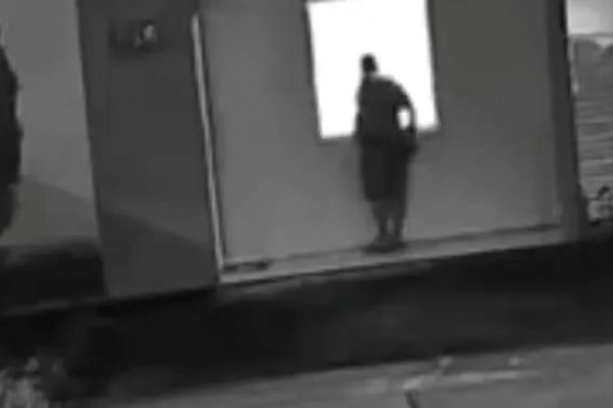 Homem flagrado de masturbando observando vizinha é multado por condomínio