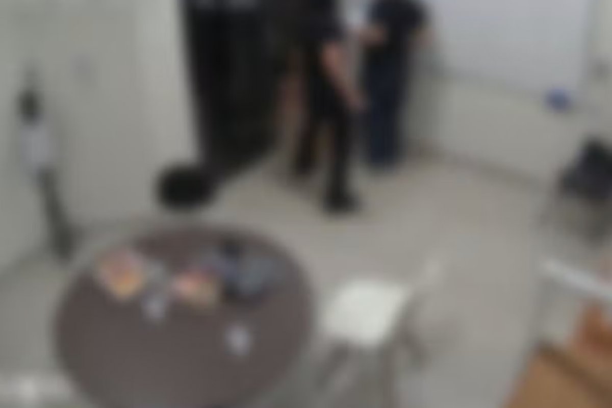 Vídeo: Professor é esfaqueado 9 vezes por aluno de 14 anos em sala de aula