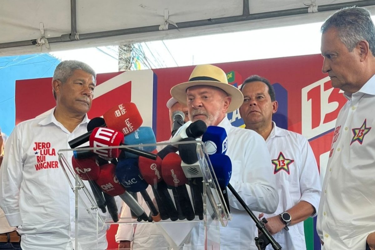 Vídeo: Em Salvador, Lula brinca sobre "performance" para namorar na terceira idade