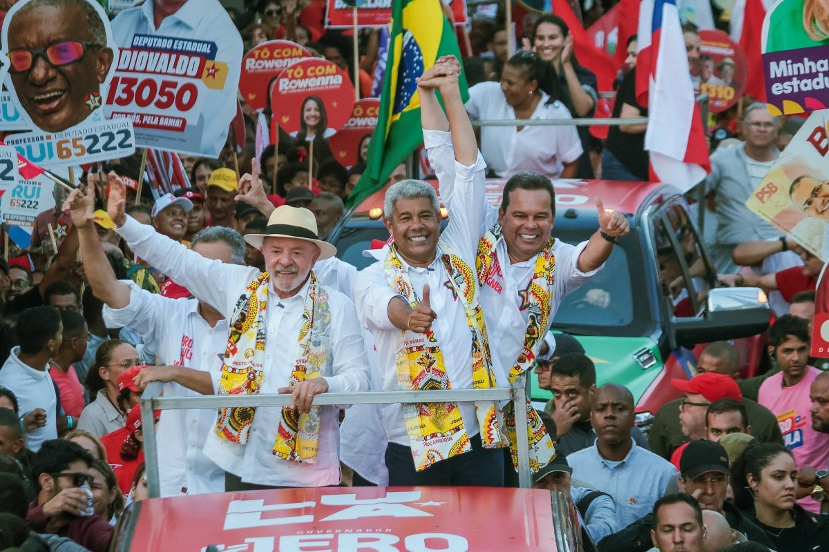 Em caminhada em Salvador, Lula defende educação e diz que preso custa R$ 40 mil por mês