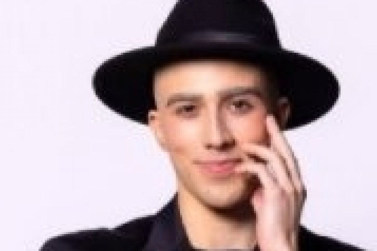 João Pedro Chaseliov fala sobre desafio de interpretar Paulo Gustavo no teatro: “A gente vive tudo isso ao lado da família dele”! 