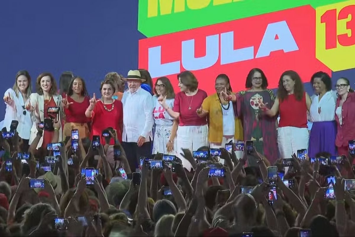 Lula diz que enfrenta poderosos e Flávio Bolsonaro busca voto feminino em primeiro programa na TV
