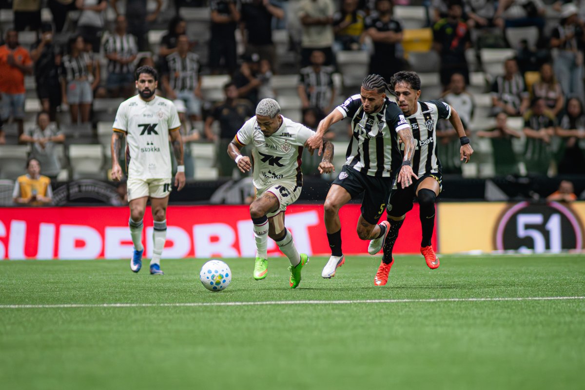 Defesa falha, Vitória perde para o Atlético-MG e segue sem vencer fora no Brasileirão 