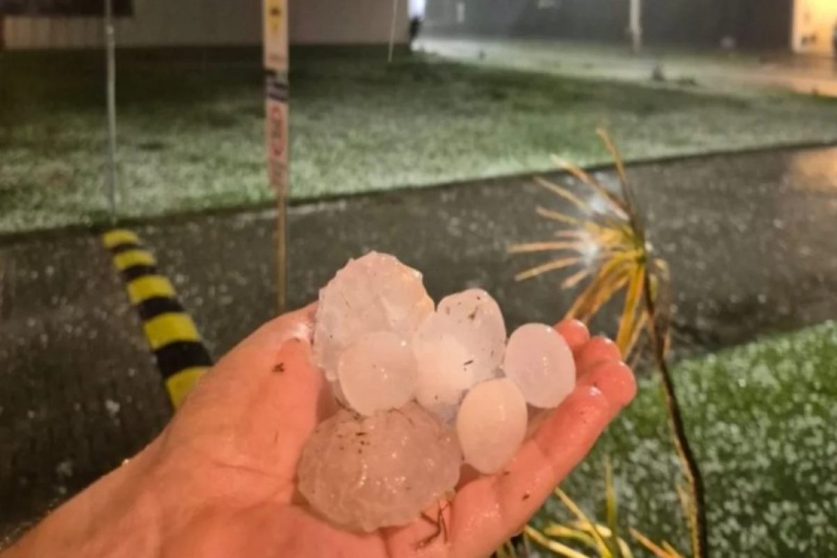 Chuva de granizo atinge cidade e danifica cerca de 700 casas 