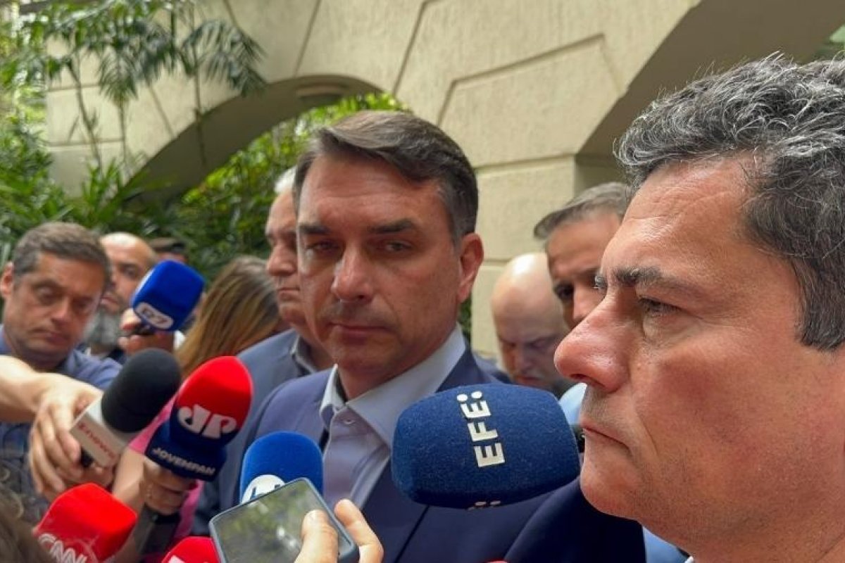 Flávio Bolsonaro encontra ministro de Bukele, ignora violações e diz que há poucos presos no Brasil
