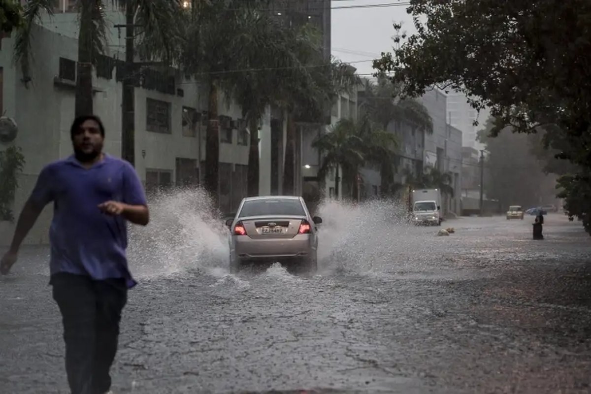 Defesa Civil emite alerta para chuva, raios, vento forte e granizo na Grande São Paulo neste domingo (30)
