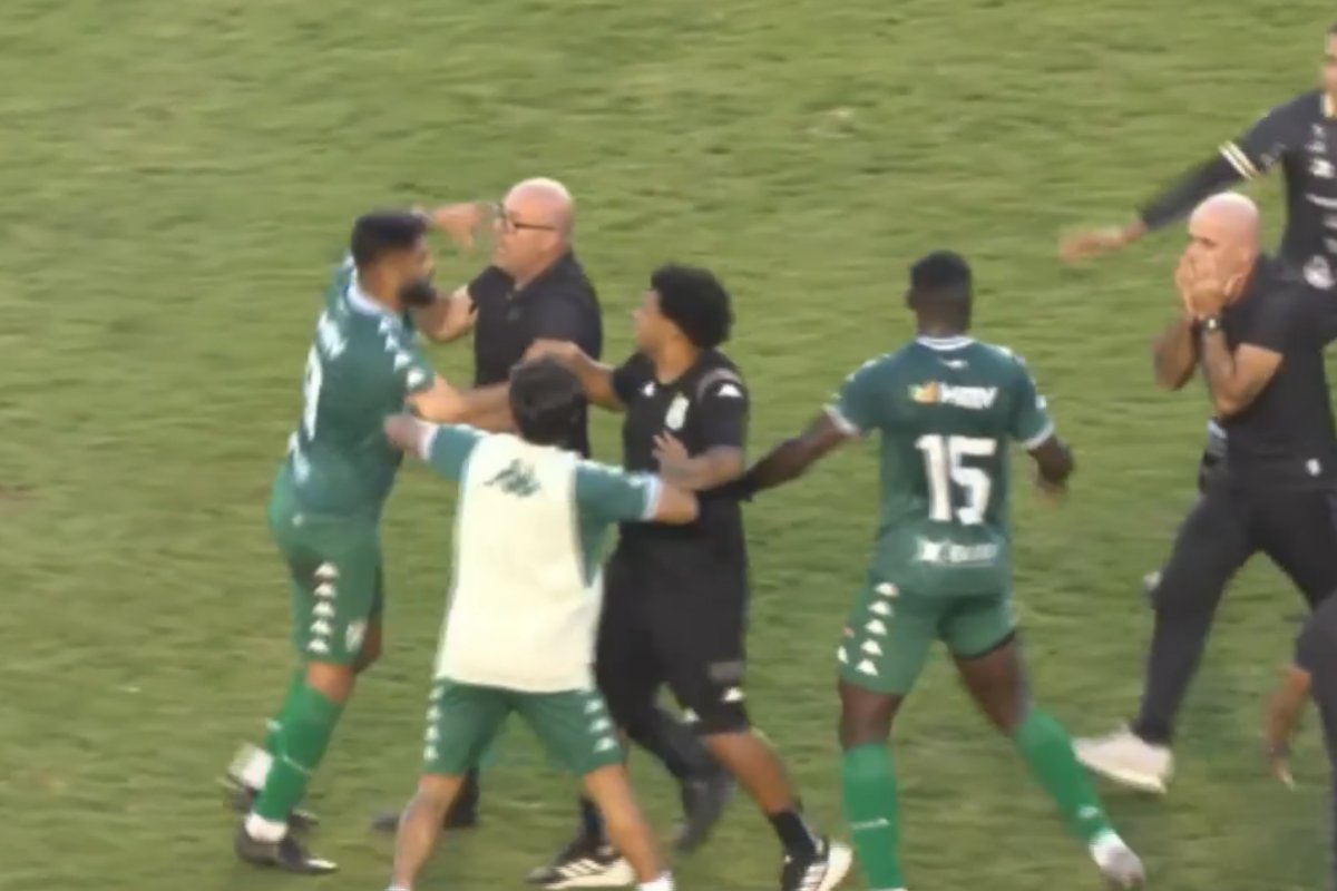 Vídeo: jogador é expulso, agride adversários e provoca confusão em jogo da Série D