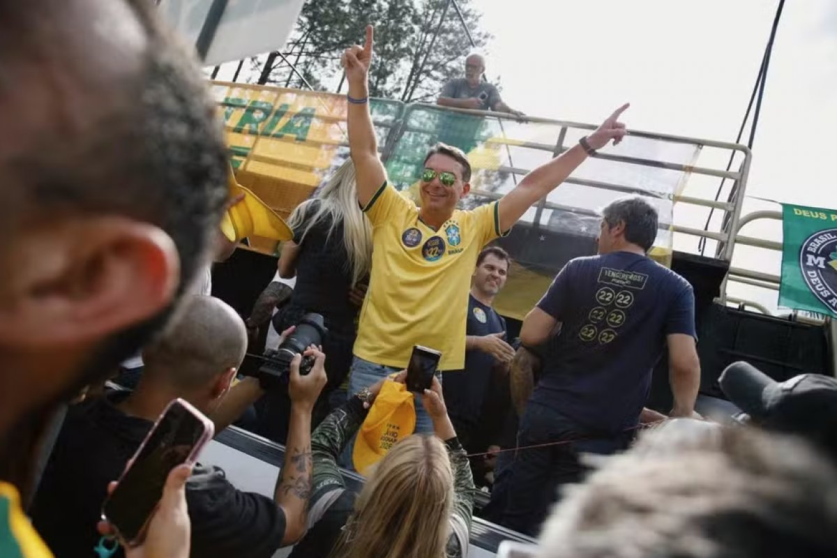 Flávio Bolsonaro evita dizer como votará sobre 6x1 e diz que trabalhador deve ter liberdade