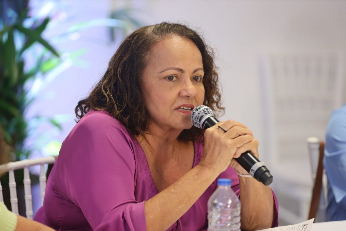 Aladilce Souza quer levar ao MPE caso de mulheres seminuas em carreata de ACM Neto