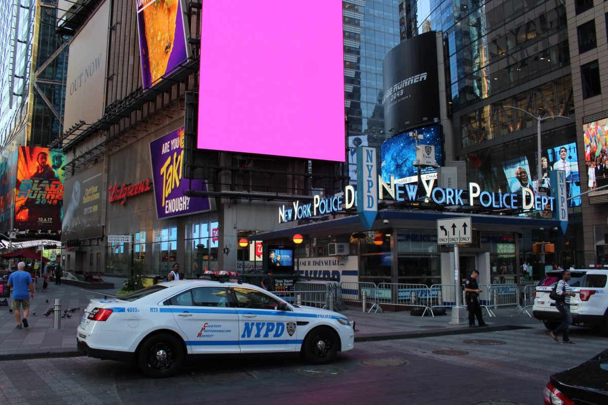 Mulher esfaqueia duas pessoas e é baleada pela polícia na Times Square