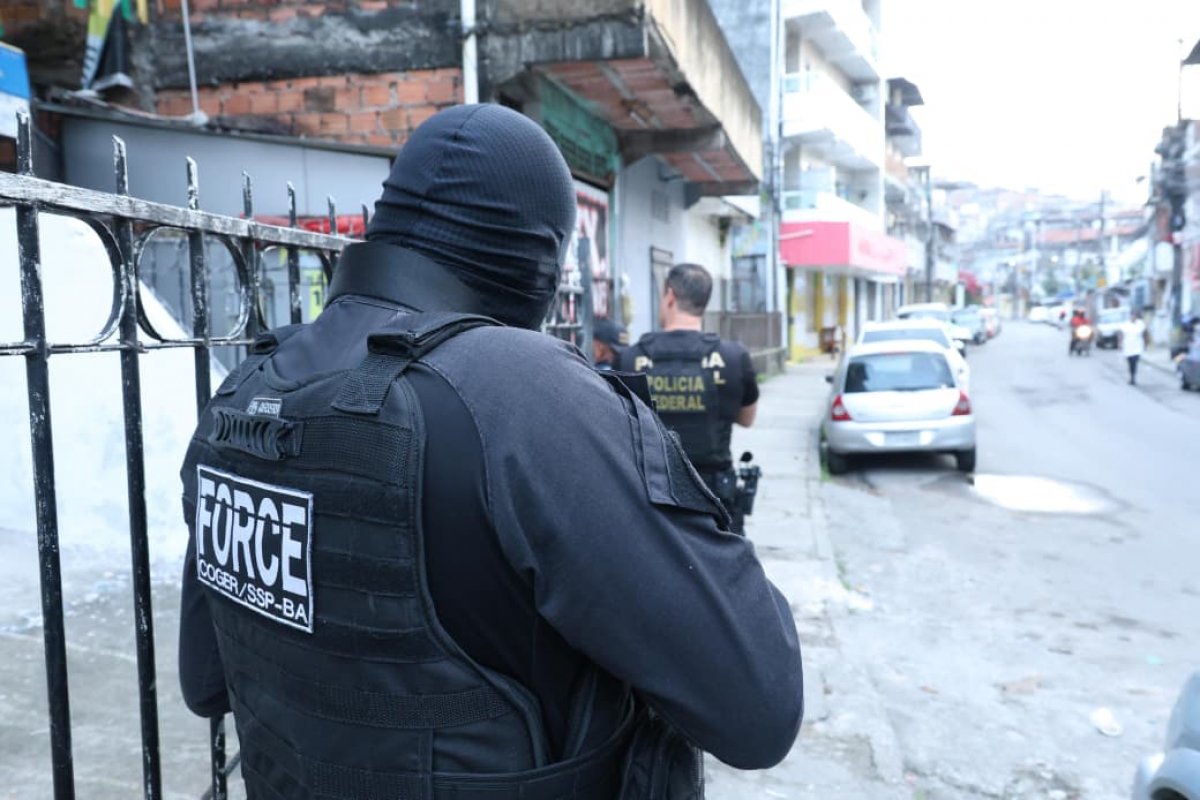 Ex-policial é alvo de mandando de busca e apreensão por fraude em registro de CACs na Bahia