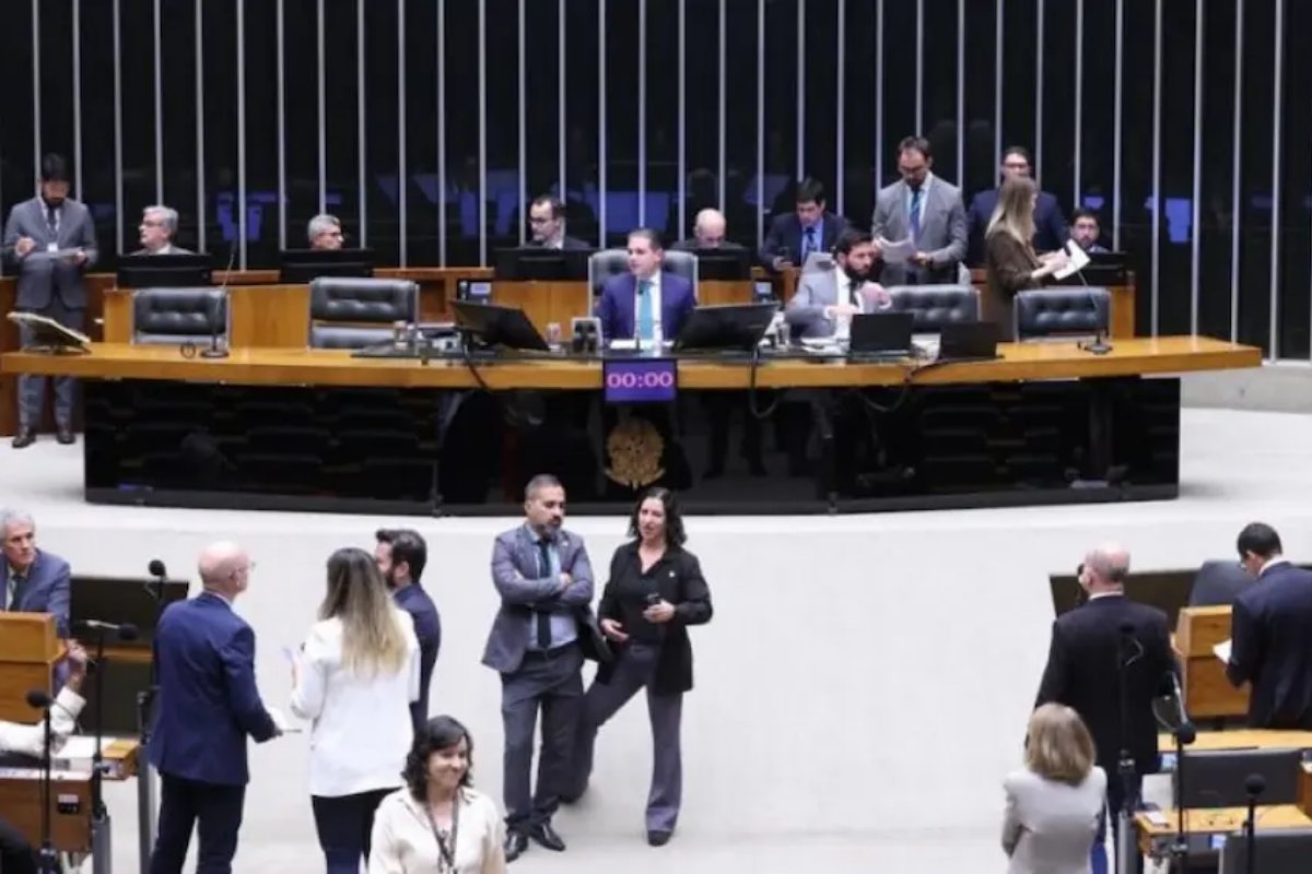 Câmara aprova MP que garante recursos para motoristas de aplicativos e taxistas