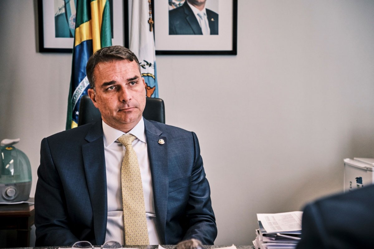Vídeo: Flávio Bolsonaro comenta supostas troca de mensagens entre Vorcaro e Moraes: 'não tem condições de continuar na Suprema Corte'