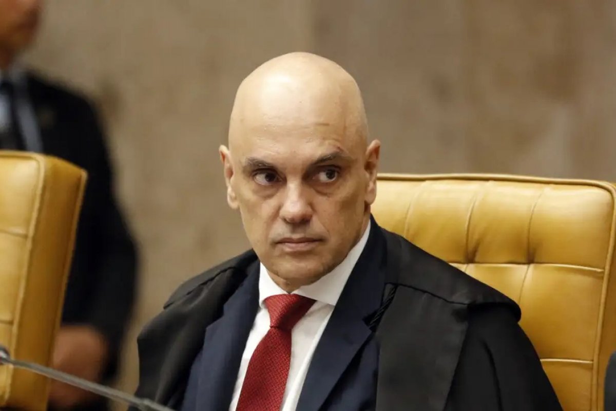 Flávio, Zema e Caiado cobram saída de Moraes do STF após mensagens de Vorcaro