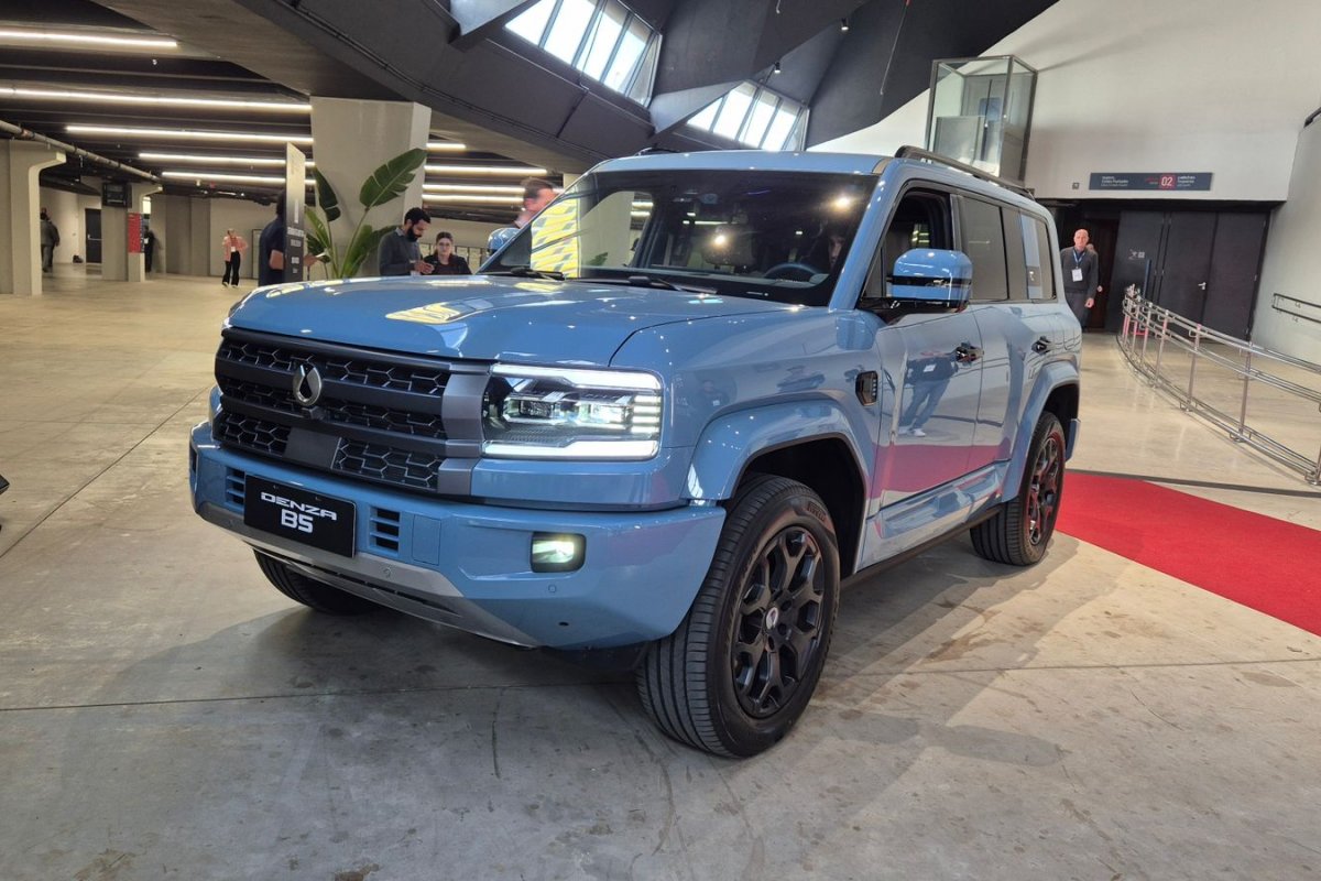 Denza B5 lidera vendas no mercado premium em agosto