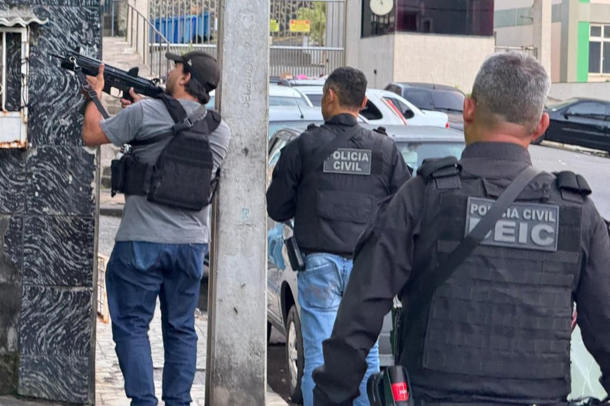 Polícia cumpre mandados contra grupo investigado por tráfico de drogas e extorsão em região turística de Salvador 