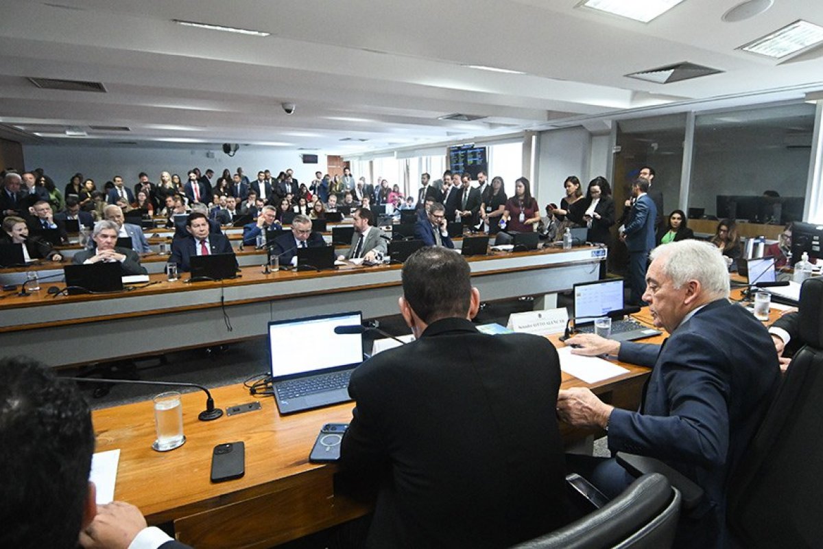 CCJ do Senado pode votar PEC que dá fim na escala 6x1 nesta quarta-feira (2)