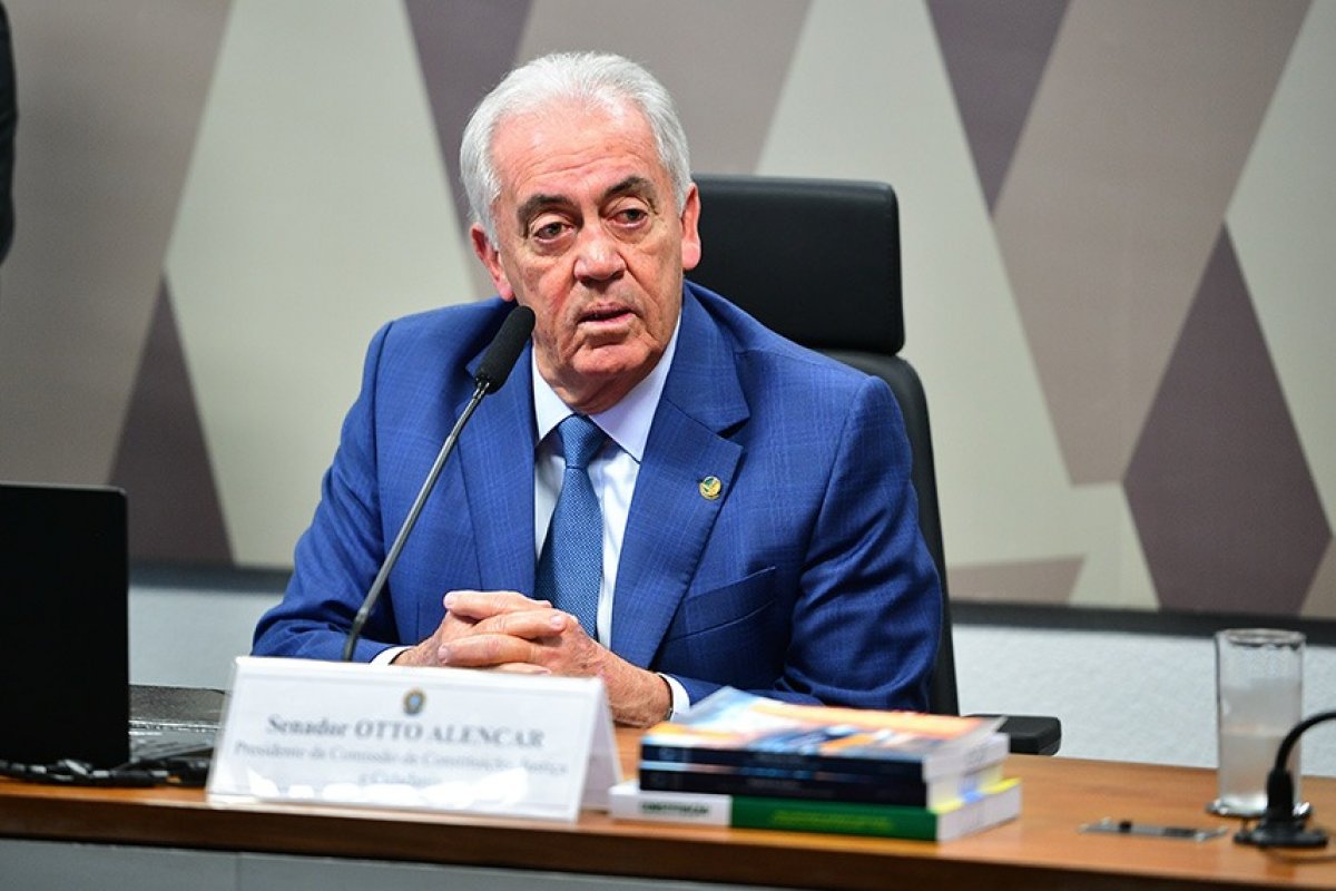 Vídeo: Otto oferece remédio de tarja preta a senador da oposição durante análise da PEC 6x1