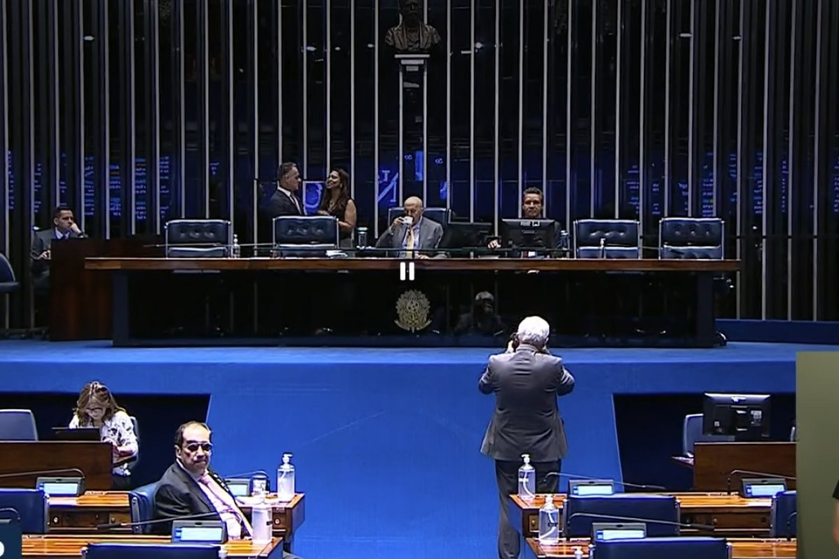 Sessão da 6x1 tem choro de senadores, lembrança de pai morto e bate-boca