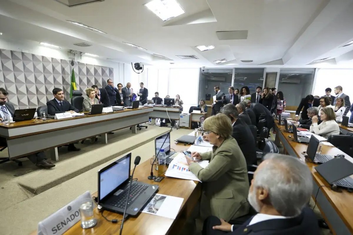 CCJ do Senado aprova proposta da escala 6X1; análise em plenário ainda é incerta 
