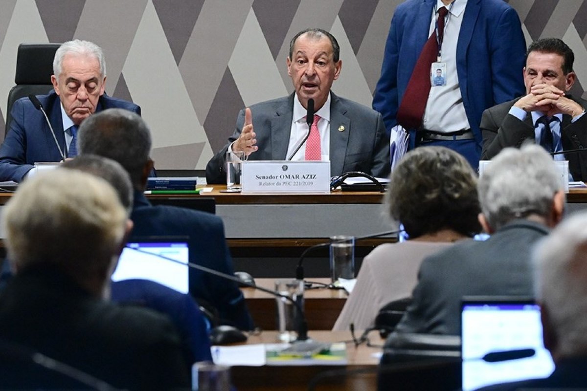 Veja quem votou contra e quem foi a favor da PEC pelo fim da escala 6x1 na CCJ do Senado
