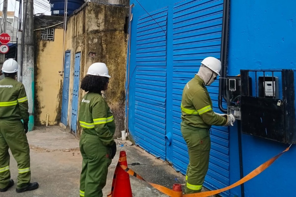 Coelba realiza operação contra "gatos" de energia em Salvador