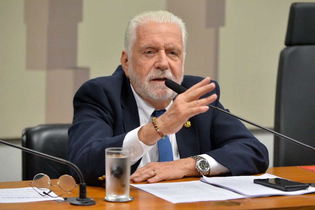 Vídeo: Em suposta leitura labial, Jaques Wagner aparece cobrando Alcolumbre sobre votação da 6x1