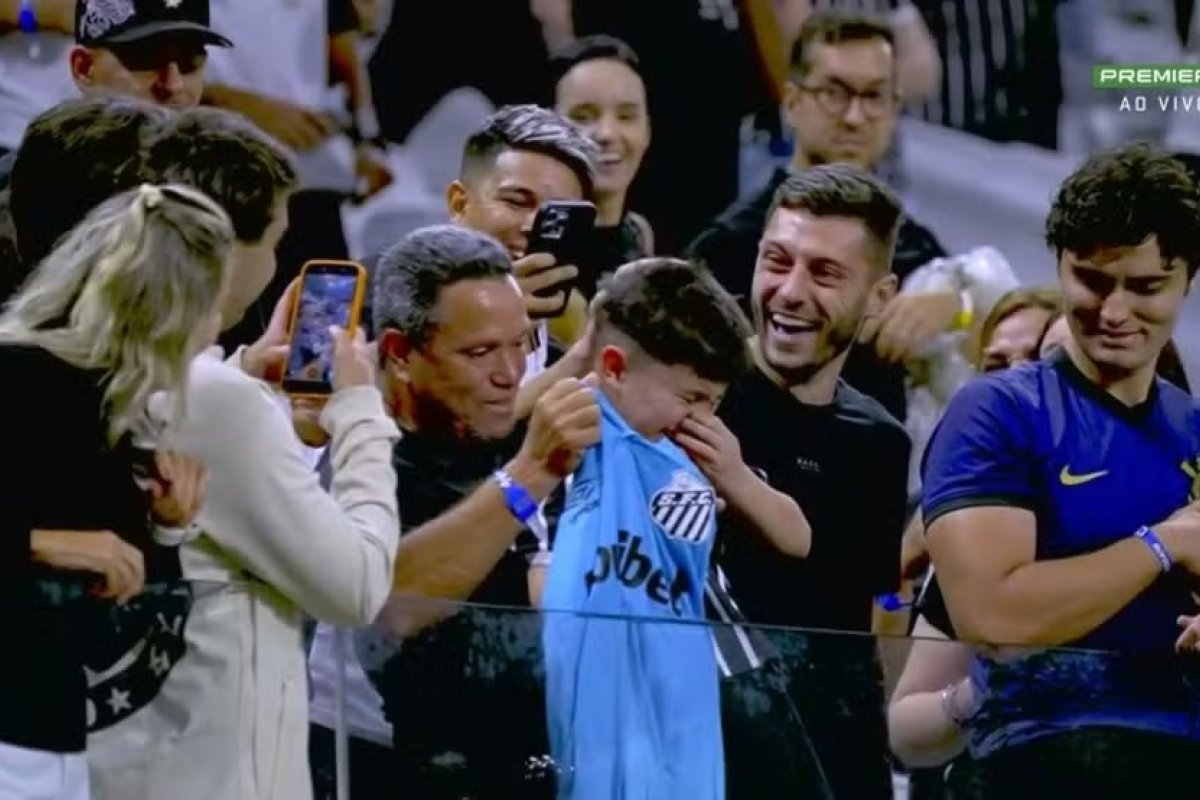 Corinthians recebe denúncia no STJD por confusão com garoto que ganhou camisa de Neymar