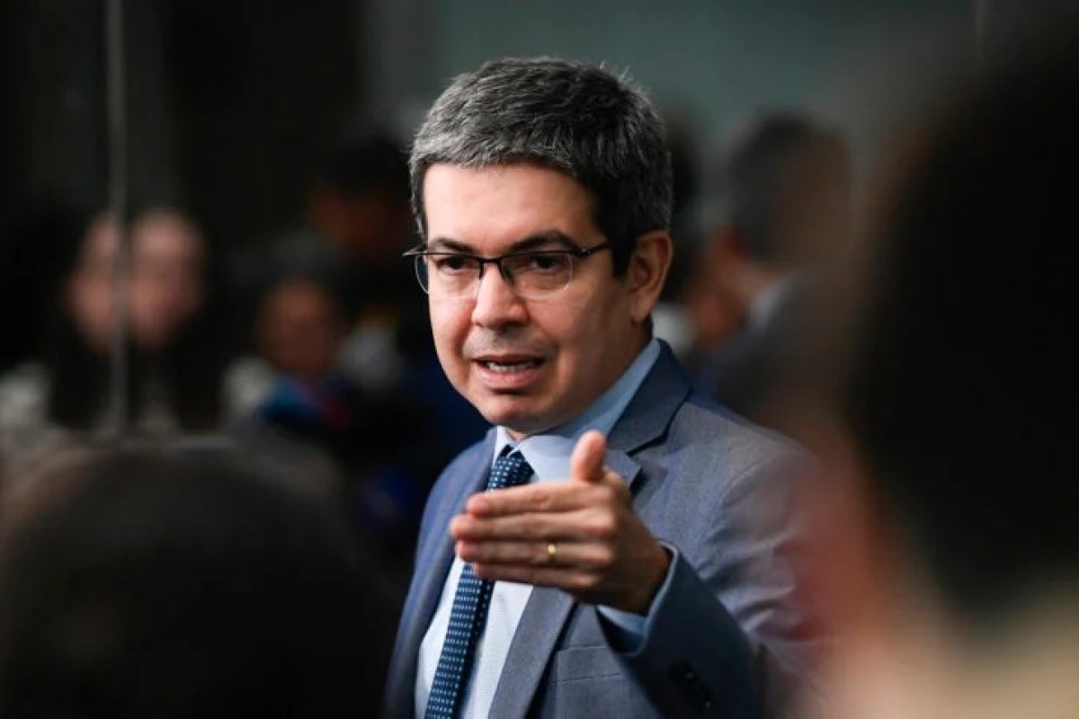 Votação da PEC do fim da escala 6x1 pode ficar para depois das eleições, diz Randolfe