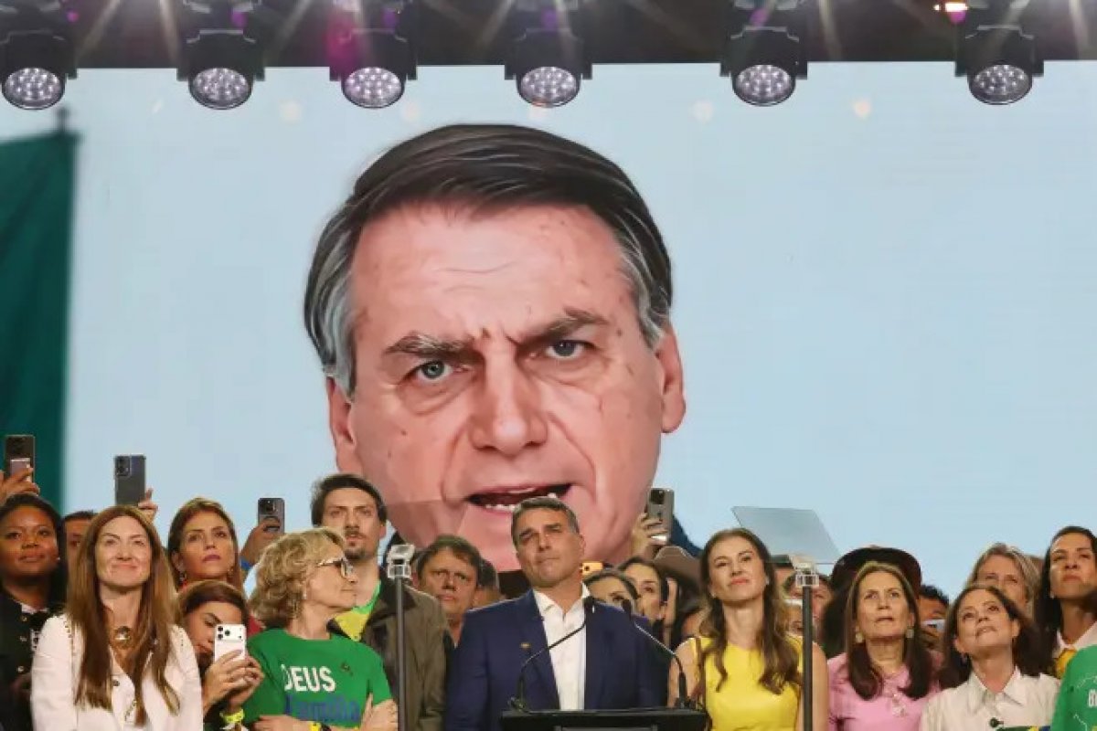 TSE deve multar campanha de Flávio por avatar de Bolsonaro e definir punição sobre uso de deepfake
