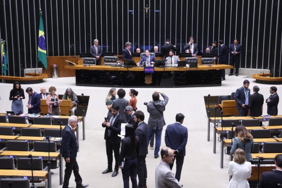 Fim da taxa das blusinhas avança na Câmara em vitória para Lula a quase 1 mês da eleição