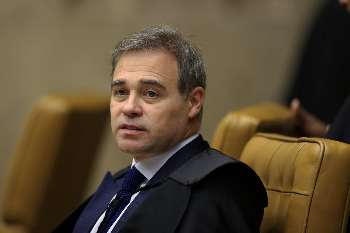 Relatórios da PF mostram que André Mendonça fazia distinção no tratamento de investigados e tinha como alvo Alcolumbre; entenda