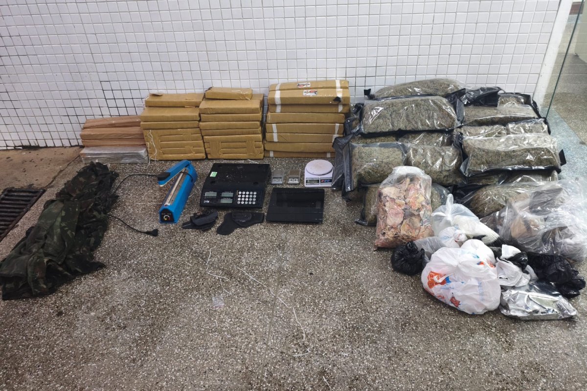 Depósito com drogas é desmontado pela PM, em Salvador