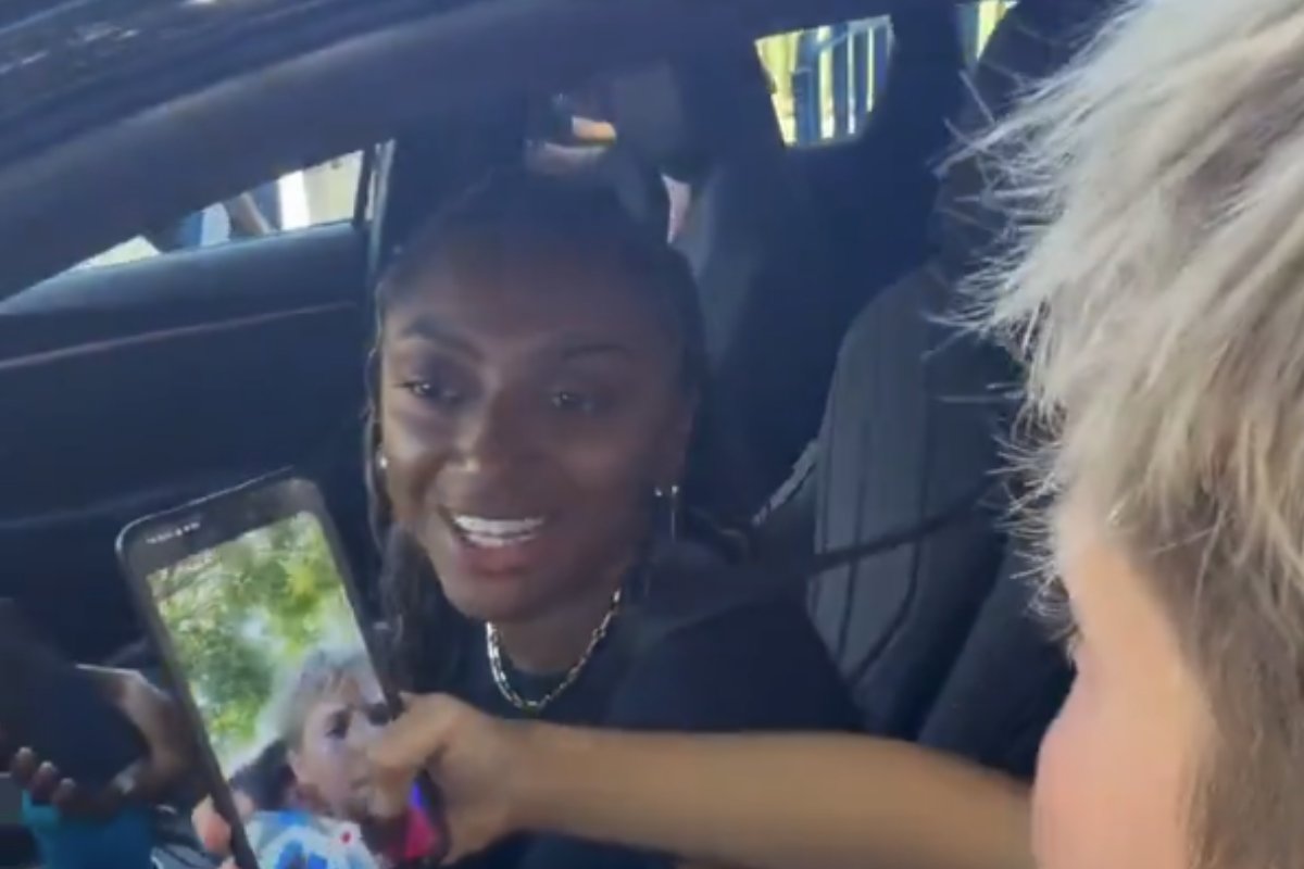 Vídeo: Kerolin é confundida com Raphinha e responde a torcedora: "Sou uma mulher"