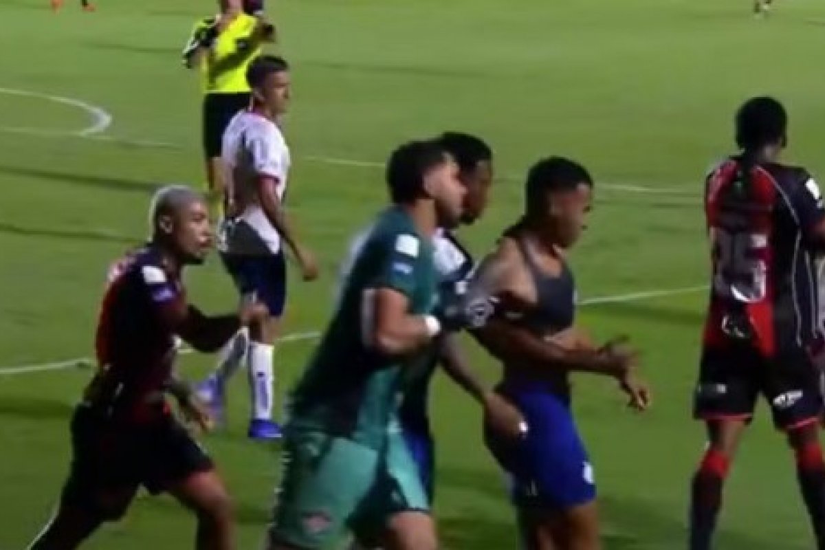 STJD reduz pena de Cacá por tentiva de rasgar camisa de Jean Lucas no BaVi do Brasileirão