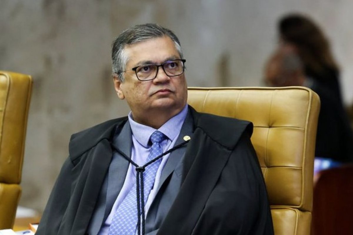 Dino publica texto nas redes sociais sobre crise no STF envolvendo André Mendonça e Alexandre de Moraes