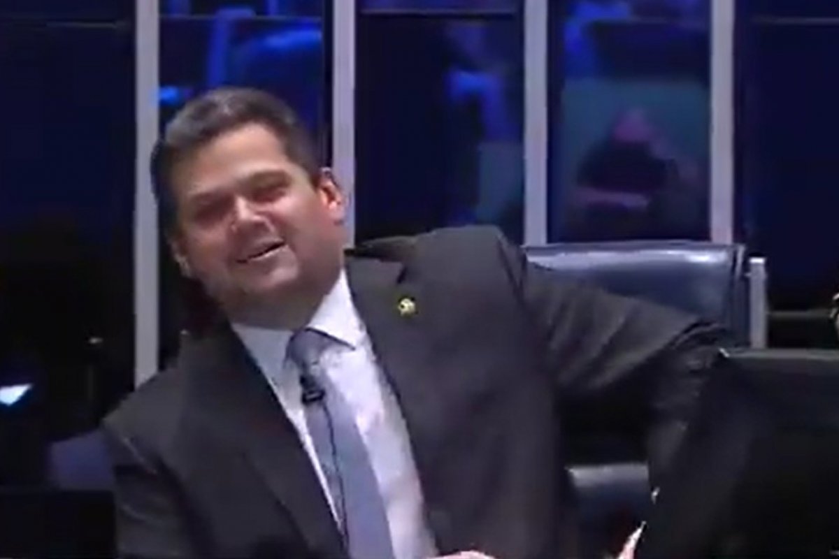 Vídeo: Davi Alcolumbre trava PEC 6x1 até o final das eleições deste ano