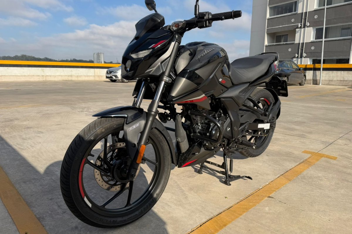 Farol da Bahia testa a Bajaj Pulsar N150 