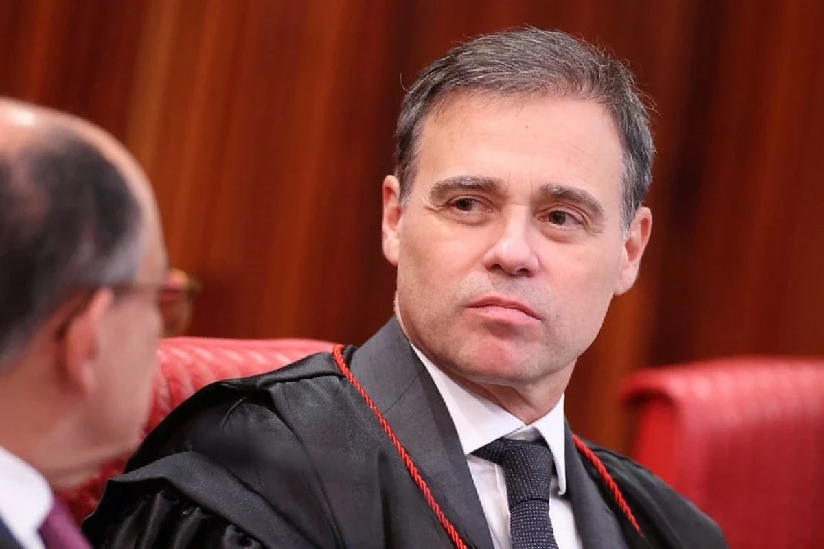 Caso Master: Mendonça apresenta notas fiscais de R$ 26,4 mil para rebater mensagens sobre ternos