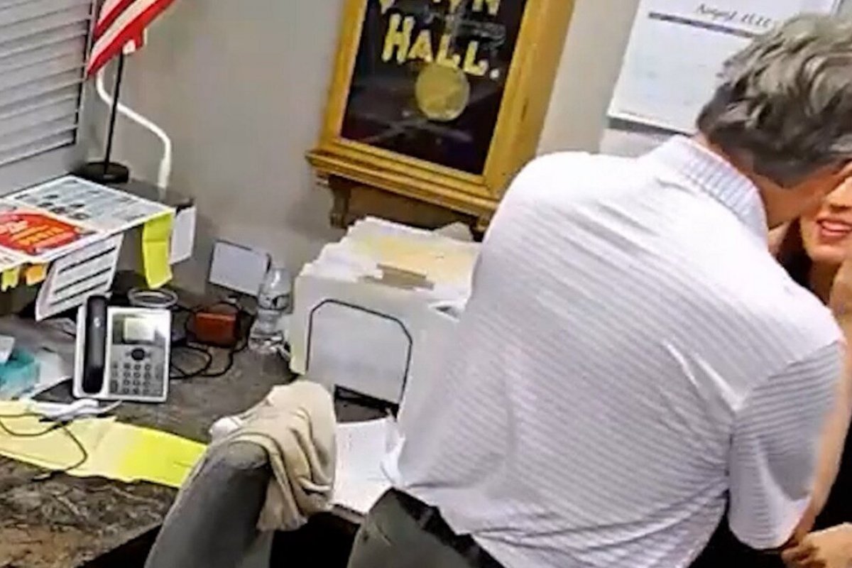 Vídeo: Candidata rebate chantagem política e vaza próprio vídeo com prefeito