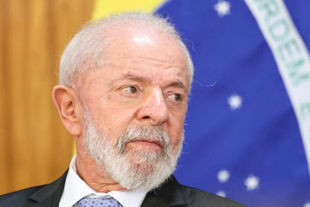Lula cobra Senado por votação do fim da escala 6x1