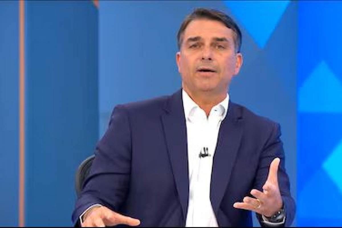 Flávio Bolsonaro tenta interlocução com STF mesmo diante do endurecimento das críticas à Morares