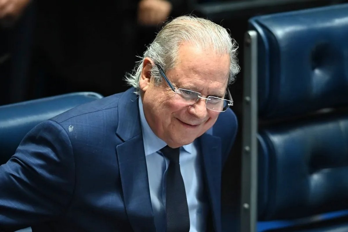 José Dirceu anuncia fim do tratamento contra câncer antes de disputar eleição
