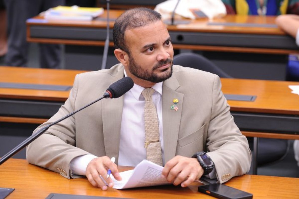 Câmara dos Deputados aprova projeto de lei que amplia direito a porte de arma para servidores